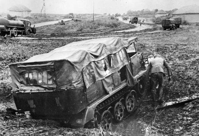 Barbarossa_Advance_through_Mud_1941