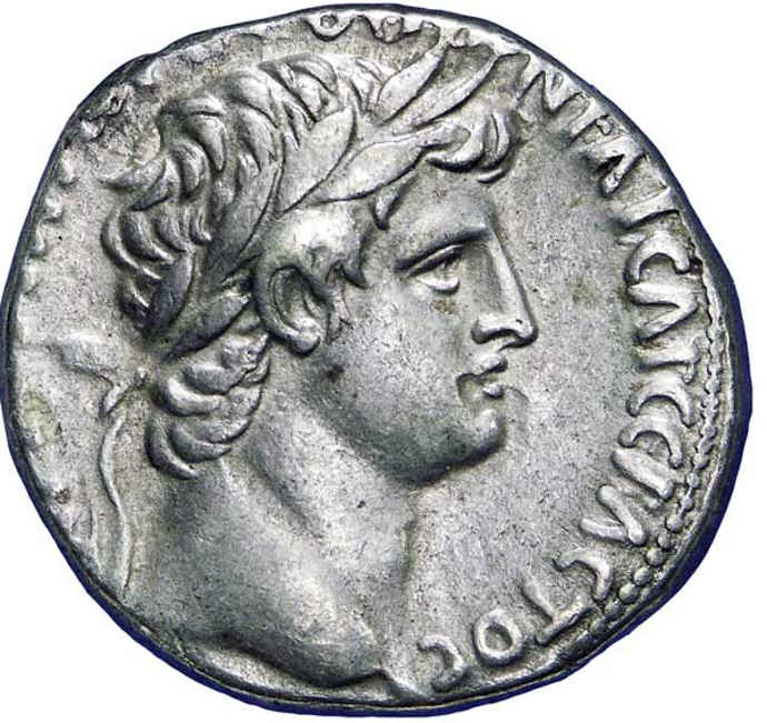 Ancienne pièce de monnaie romaine montrant l'empereur Otho