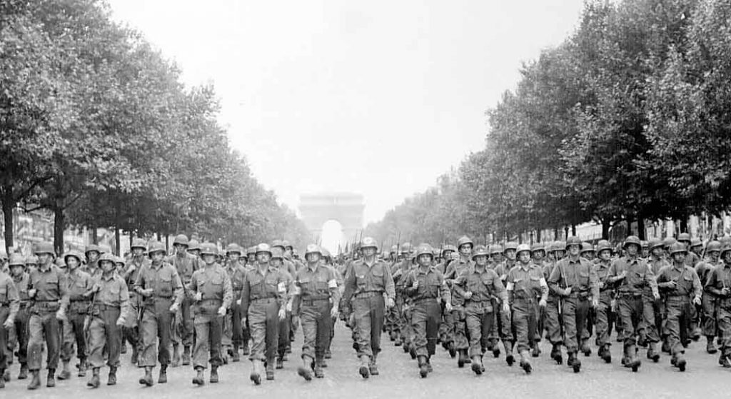 WWii D-DAY NORMANDY EUROPE ARMY SOLDIER Group Men Gay Marching War Photo A010 
