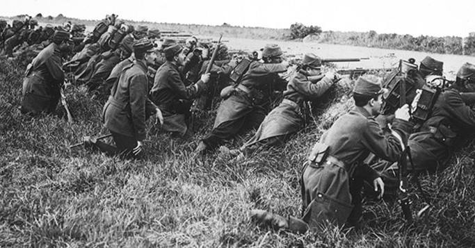 marnes-French_soldiers_ditch_1914