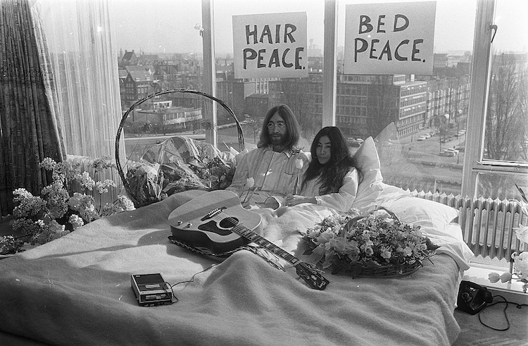 John_Lennon_en_zijn_echtgenote_Yoko_Ono_op_huwelijksreis_in_Amsterdam ...