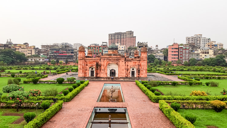 A photograph of the dedicated mausoleum to Pari Bibi and the surrounding gardens [17]