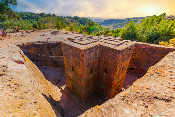 Đến với Di tích lịch sử Ethiopia, bạn sẽ được chứng kiến những di sản văn hóa, lịch sử đẹp nhất của đất nước này. Các bức tường cổ đại, tàn tích các lâu đài và nhà thờ được bảo tồn tốt sẽ khiến bạn có một cuộc hành trình tuyệt vời đầy kiến thức và trãi nghiệm.